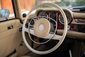 Image 34/70 de Mercedes-Benz 230 SL (1966)