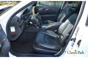 Image 9/50 of Mercedes-Benz E 500 T (2004)