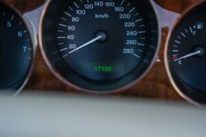Image 17/91 de Jaguar XK8 4.0 (2000)