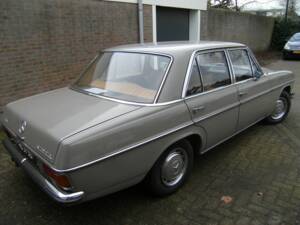 Image 4/8 of Mercedes-Benz 230 (1972)