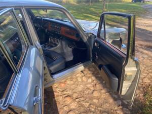 Image 11/60 of Jaguar XJ 6 4.2 (1972)