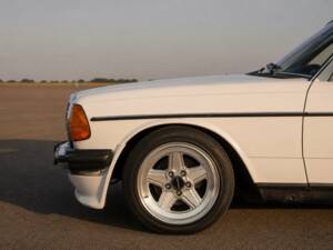 Immagine 4/50 di Mercedes-Benz 230 E (1900)