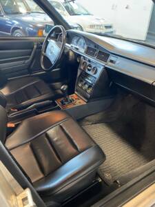 Bild 22/66 von Mercedes-Benz 190 E 2.3-16V (1986)