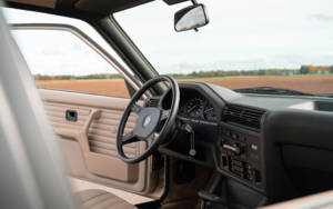 Image 38/80 of BMW 320i (1983)