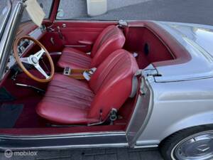Image 19/27 of Mercedes-Benz 230 SL (1967)