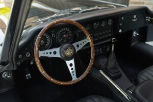 Image 31/50 de Jaguar E-Type (1968)