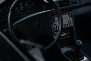 Bild 63/79 von Mercedes-Benz 200 CE (1993)