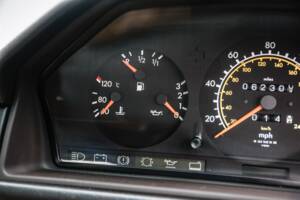 Immagine 30/47 di Mercedes-Benz E 220 (1995)