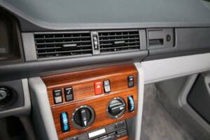 Afbeelding 20/50 van Mercedes-Benz 230 CE (1988)