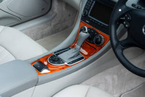 Image 36/60 of Mercedes-Benz SL 65 AMG (2004)