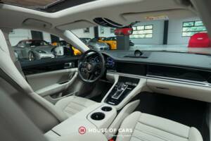 Image 17/25 of Porsche Panamera 4 E-Hybrid (2022)