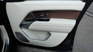 Image 45/61 of Land Rover Range Rover D350 (2025)