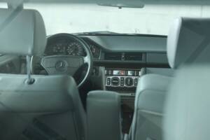 Bild 36/50 von Mercedes-Benz 500 E (1993)