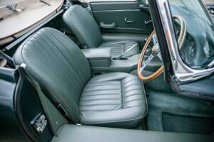 Image 26/36 de Jaguar E-Type (1967)