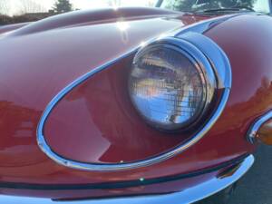 Image 24/62 of Jaguar E-Type (1969)