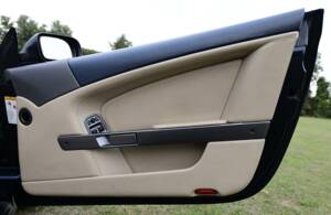 Image 40/50 of Aston Martin DB 9 Volante (2006)