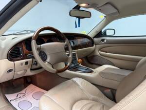 Immagine 9/21 di Jaguar XK8 4.2 (2004)