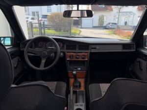 Immagine 5/49 di Mercedes-Benz 190 E (1990)