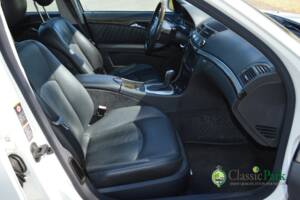 Image 24/50 of Mercedes-Benz E 500 T (2004)