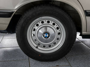 Image 7/25 of BMW 520i (1984)