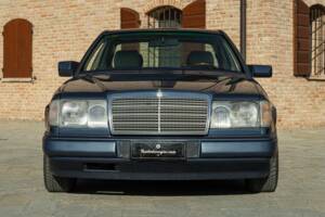 Afbeelding 3/50 van Mercedes-Benz 200 CE (1992)