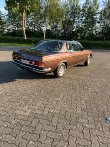 Image 5/31 of Mercedes-Benz 230 CE (1984)