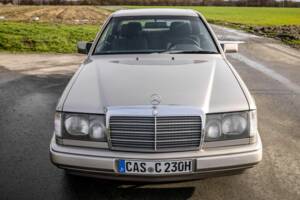 Bild 3/8 von Mercedes-Benz 230 CE (1988)