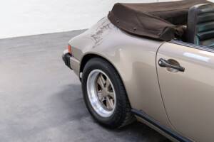 Image 33/36 of Porsche 911 Carrera 3.2 (1984)