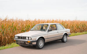 Image 7/80 of BMW 320i (1983)
