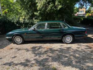 Image 3/10 of Daimler Double Six (1997)