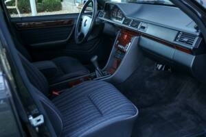 Image 17/50 of Mercedes-Benz 200 E (1992)