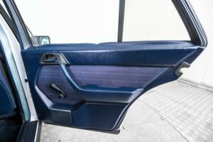 Image 23/50 of Mercedes-Benz 200 (1986)