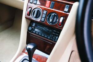 Immagine 24/47 di Mercedes-Benz E 220 (1995)