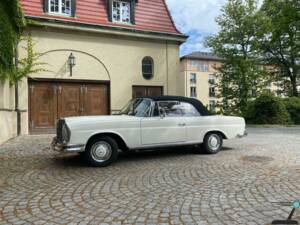 Image 2/77 of Mercedes-Benz 250 SE (1966)