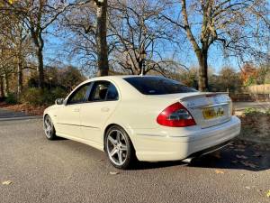 Image 16/47 of Mercedes-Benz E 63 AMG (2006)