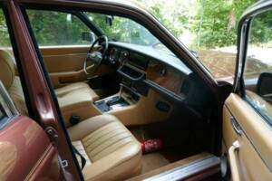 Image 13/14 of Jaguar XJ 12 (1982)