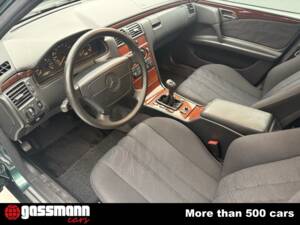 Imagen 11/15 de Mercedes-Benz E 220 Diesel (1997)