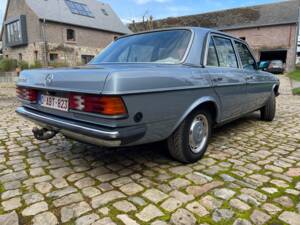 Image 4/23 of Mercedes-Benz 230 E (1984)