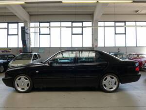 Image 18/33 of Mercedes-Benz E 230 (1995)