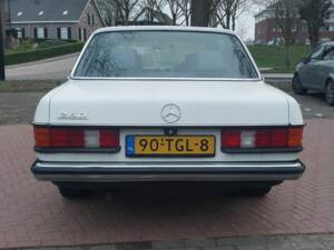 Image 6/8 of Mercedes-Benz 250 lang (1984)