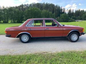 Bild 20/50 von Mercedes-Benz 240 D (1983)