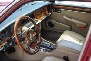 Image 11/44 of Jaguar XJ 12 (1990)