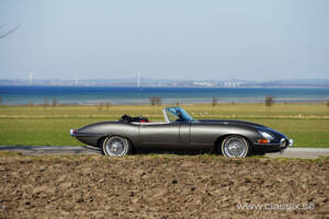 Image 7/20 of Jaguar E-Type 4.2 (1966)
