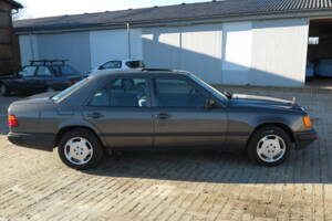 Image 40/92 de Mercedes-Benz 200 D (1989)