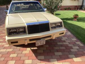Afbeelding 2/4 van Chrysler Le Baron Town &amp; Country (1982)