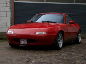Image 1/8 de Mazda MX-5 1.6 (1990)