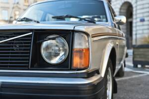 Image 3/38 de Volvo 244 DLS (1977)