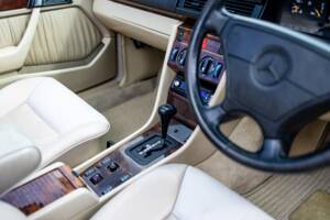Bild 43/46 von Mercedes-Benz E 320 (1994)
