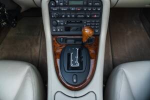 Image 49/91 de Jaguar XK8 4.0 (2000)
