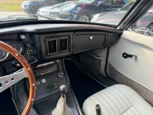 Image 18/35 de MG MGB GT (1972)